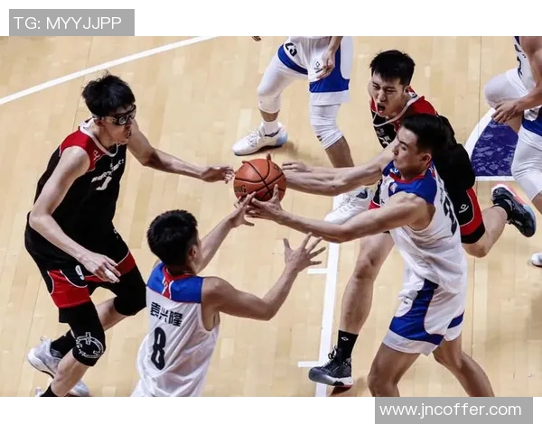 姚明领衔的球队与雷霆展开激烈对决,篮球场上的巅峰对抗即将上演